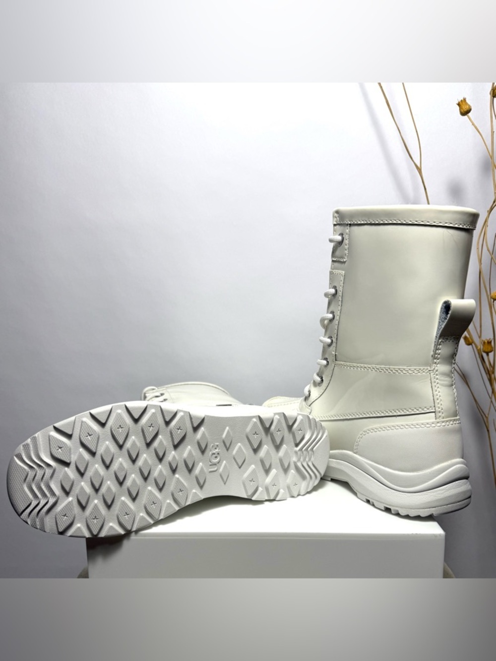 UGG Adirondack lll Patent Boot in All White Lace-Up Winter Ankle Boots | Size 6 - Picture 8 of 8